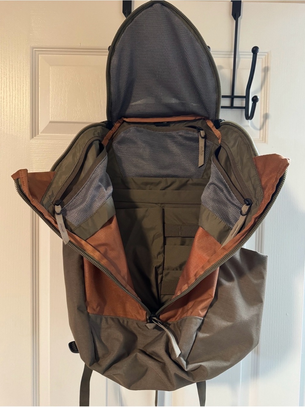 MYSTERY RANCH Rust Brown and Dark Brown Zip-Front Daypack, catalyst 26 - Picture 3 of 4
